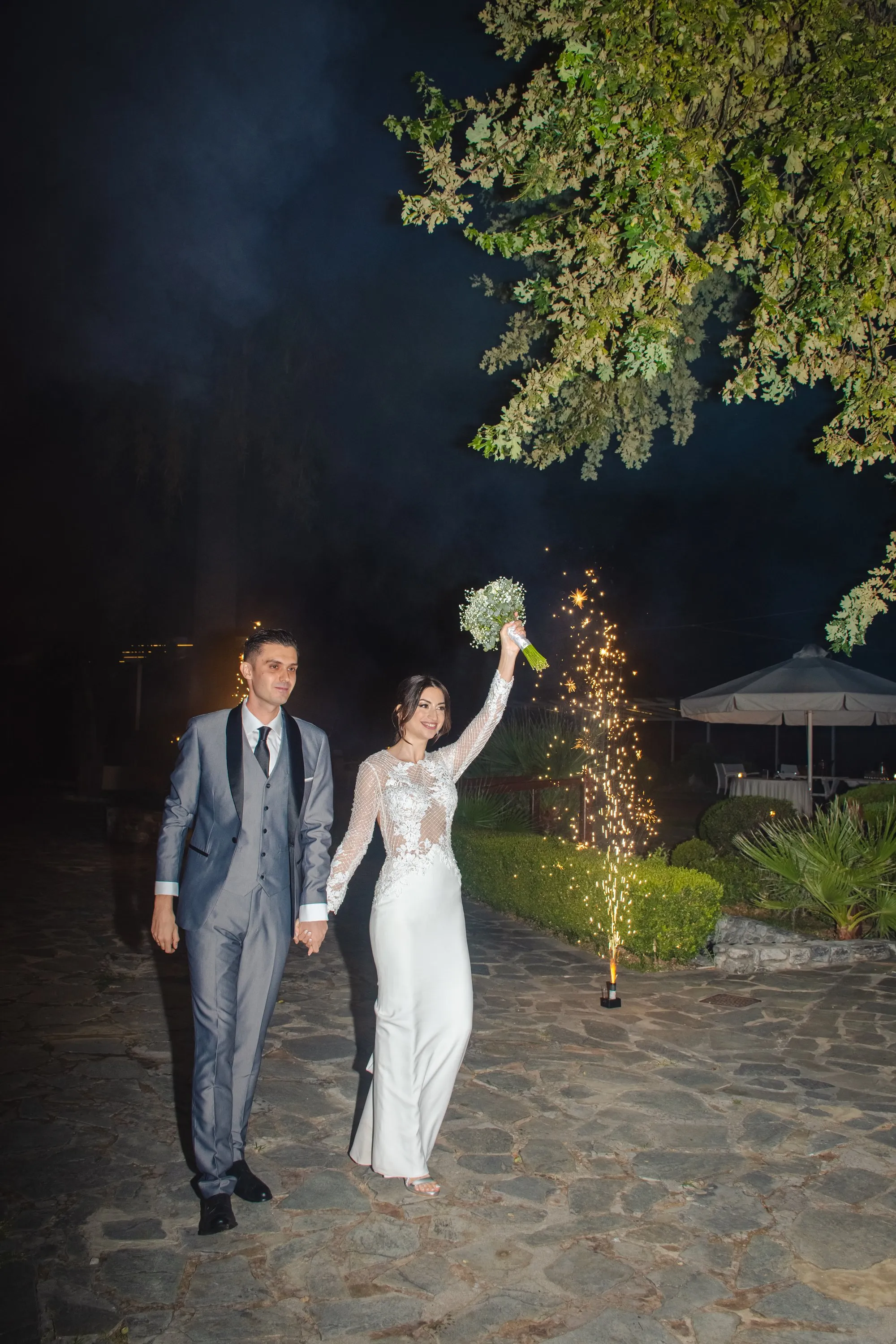 Νύφη και γαμπρός ανάμεσα σε σπινθήρες τη νύχτα του γάμου
